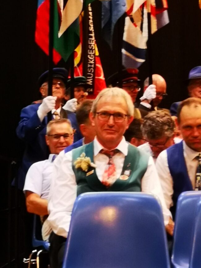 Die Veteranen der Ortsmusik Rüediswil nehmen auf der Bühne platz. Ruedi freut sich auf die Ehrung.