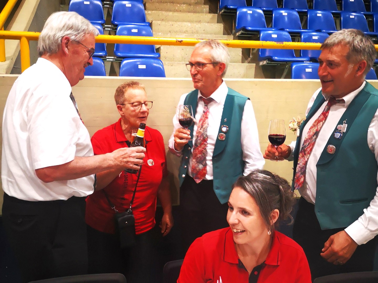 Mit einem Bier oder Glas Wein stiessen die Anwesenden mit den Veteranen an.