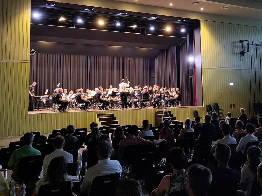 Musikanten:innen der anderen Vereine und ein interessiertes Publikum verfolgten die Vorträge.