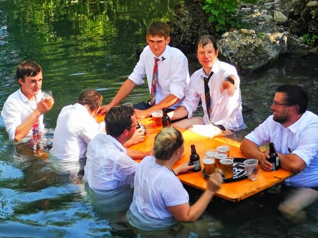 Das heisse Wetter verleitete einige OMR'ler zusammen mit den Sigiger Musikanten ein Bad in der Soore zu nehmen.
