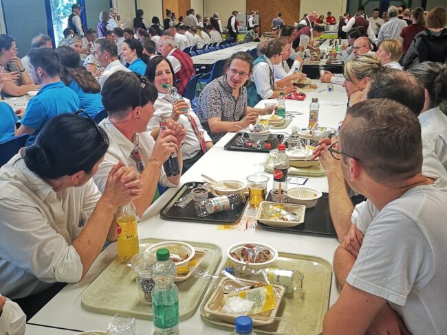 Nach dem gelungenen Vortrag am Musikfest gab es ein feines Nachtessen im Nordsaal der Stadthalle.