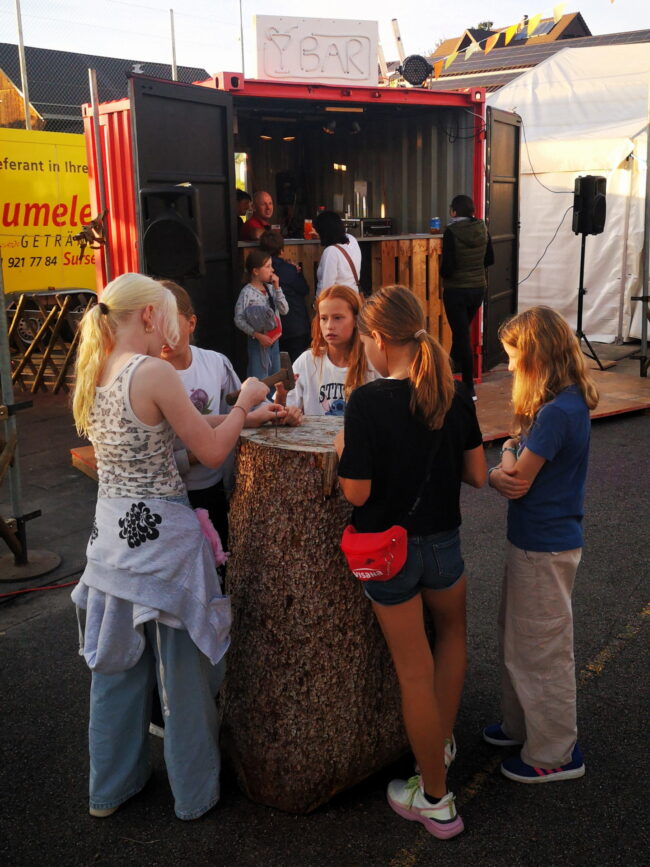 Die Ortsmusik Rüediswil organisierte die Kilbi 2025. Das Nageln war eine der Attraktionen