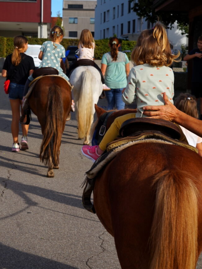 Die Ortsmusik organisierte die Kilbi Rüediswil . Die Kinder vergnügten sich beim Ponyreiten