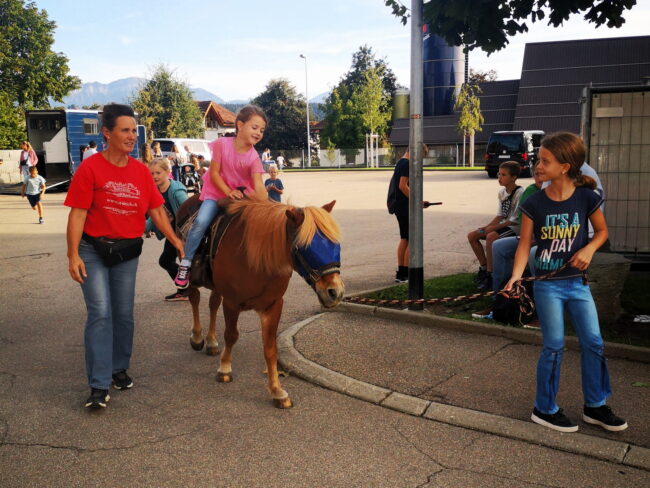 Die Ortsmusik Rüediswil organisierte die Kilbi 2025. Eva Aregger bot das Pony-Reiten an