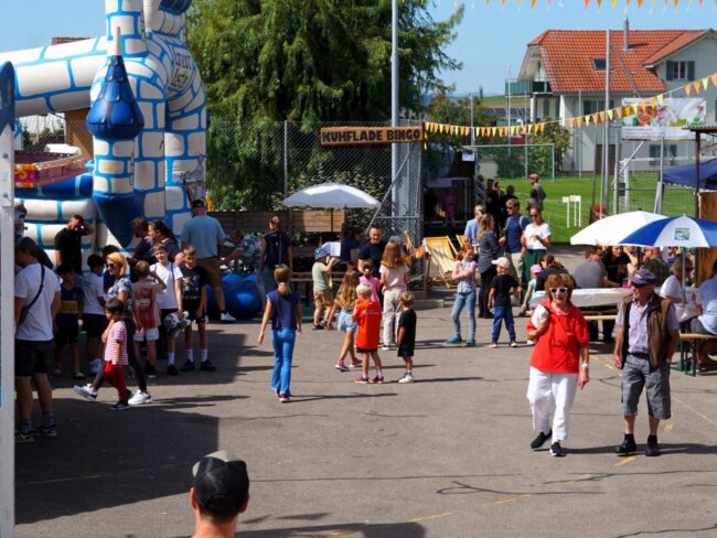 Die Ortsmusik Rüediswil organisierte die Chilbi 2025. Emsiges Treiben auf dem Festgelände.
