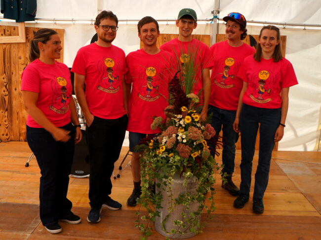 Das sechsköpfige Chibi-OK der Ortsmusik Rüediswil trägt ein Retro-T-Shirt der OMR