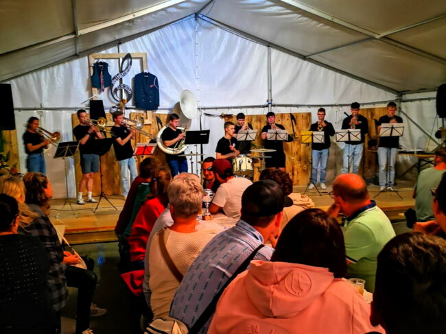 Die Bierguine aus Luzern beeindruckten mit ihrem brassigen Sound an der Kilbi 2025 in Rüediswil.