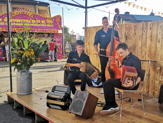 Das Örgalitrio "Rottal Echo" spielte zum Feierabendbier am Freitag an der Chilbi Rüediswil 2025.