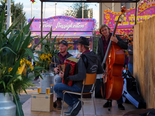 Das Ensemble "Schattsyte Seesicht" spielte an der Kilbi 2025 in Rüediswil.