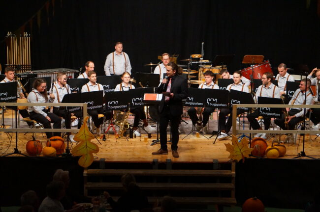 Willkommgruss durch Toni Stäger an die Burgspatzen am Jahreskonzert 2025 der Ortsmusik Rüediswil.