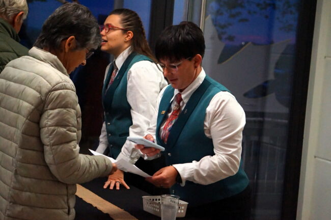 Das Herbstfest der Ortsmusik Rüediswil lockte am 31. Oktober 2025 500 Leute in die Mehrzewckhalle Ruswil.