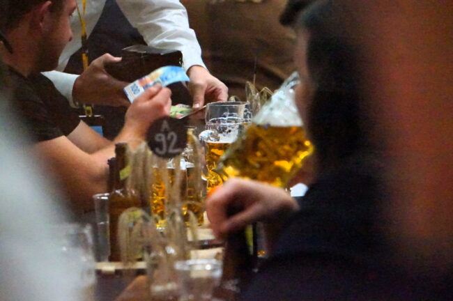 Am Herbstfest der Blasmusik wurden Weisswürste, Brezel und Bier im Mass rege konsumiert.