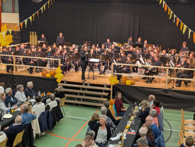 Toni Stäger begrüsst die Jungmusik am Jahreskonzert 2025 der Ortsmusik Rüediswil.