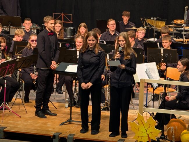 Die Jungmusik steht unter der musikalischen Leitung von Matthias Koch.