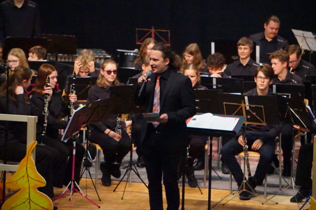 Die 50-köpfige Jungmusik Rottal mit Jugendlichen mit dem Durchschnittsalter von ca. 15 Jahren aus den Gemeinden Ruswil, Buttisholz und Grosswangen.