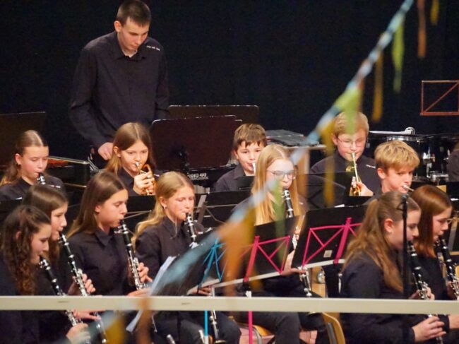 15 Klarinetten spielten beim Auftritt der Jungmusik Rottal am Herbstfest der Blasmusik in Ruswil.