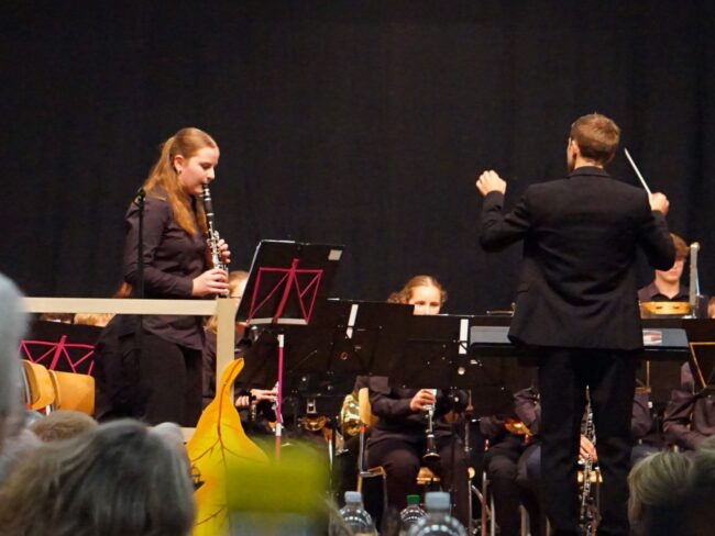 Die Jungmusik Rottal spielt unter der Leitung von Matthias Koch. Das 50-köpfige Ensemble fesselte das Publikum sofort mit dem Eröffnungsstück „Impact“.