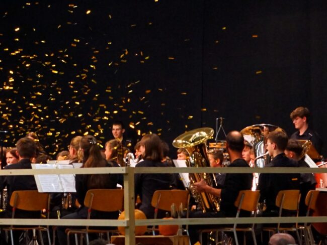 Den schwungvollen Auftakt des Konzertabends gestaltete die 50-köpfige Jungmusik Rottal mit frischen, mitreissenden Melodien.
