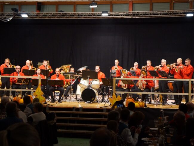 Das absolute Highlight des Herbstfests war der Auftritt der bekannten Blaskapelle Lublaska, die für ausgelassene Stimmung und volle Ränge sorgte.