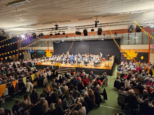 Vor vollbesetzter Mehrzweckhalle Ruswil spielte die Ortsmusik Rüediswil am Herbstfest der Blasmusik