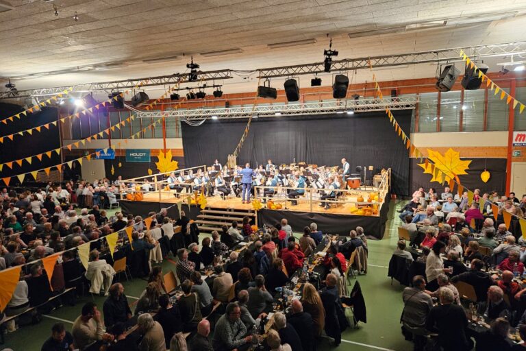 Vor vollbesetzter Mehrzweckhalle Ruswil spielte die Ortsmusik Rüediswil am Herbstfest der Blasmusik