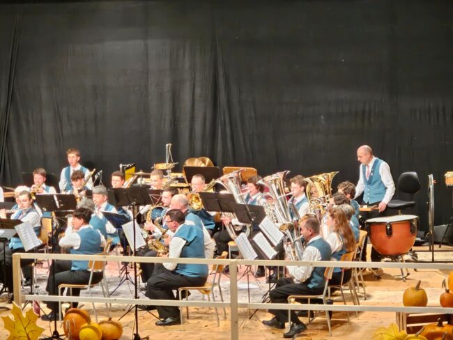 Unter der Direktion von Patrick Hummel spielte die Ortsmusik Rüediswil neben traditionellen Polkas und Märschen auch moderne Stücke wie „Sweet Caroline“ und ein Hit-Medley aus den 80er-Jahren