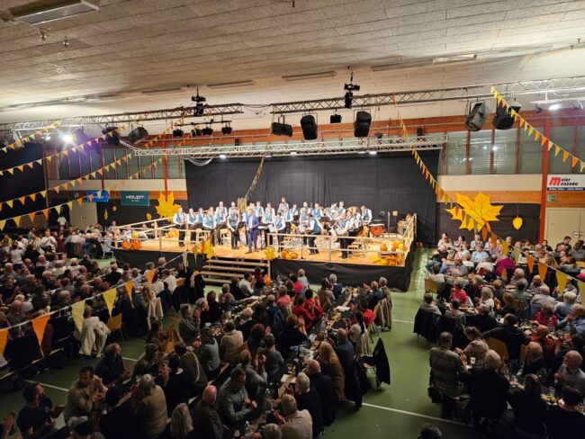 In der vollbesetzten Mehrzweckhalle Ruswil spielte die Ortsmusik Rüediswil am Herbstfest der Blasmusik