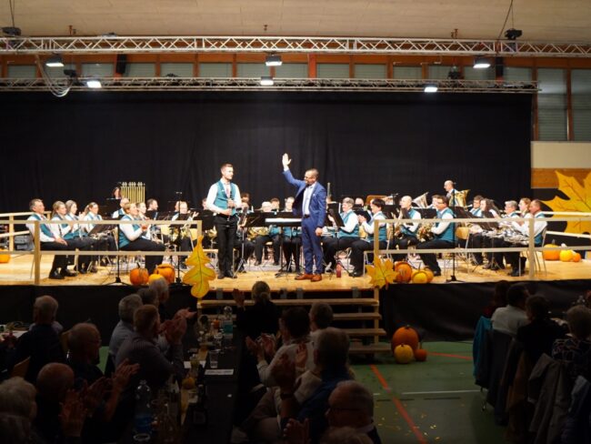 Mit dem Stück "Dankeschön" von den Fäschtbänkler bedankte sich die Ortsmusik beim Publikum.