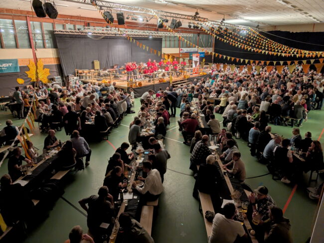 Am Freitag, dem 31. Oktober 2025, strömten gut 500 Zuschauerinnen und Zuschauer in die herbstlich dekorierte Mehrzweckhalle Ruswil.