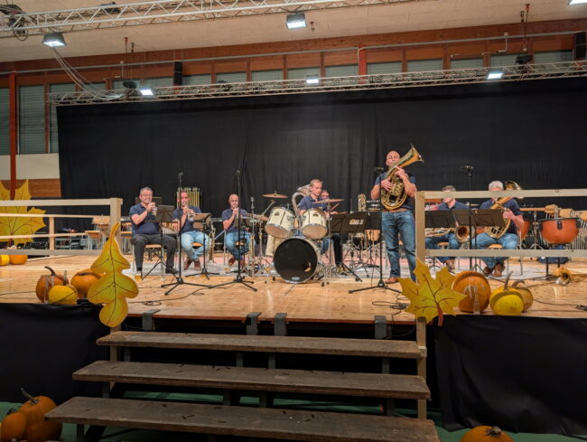 Die Kapelle Pomawalzka machte am Herbstfest der Blasmusik ihrem Namen (Polka, Marsch, Walzer) auf der Bühne alle Ehre.