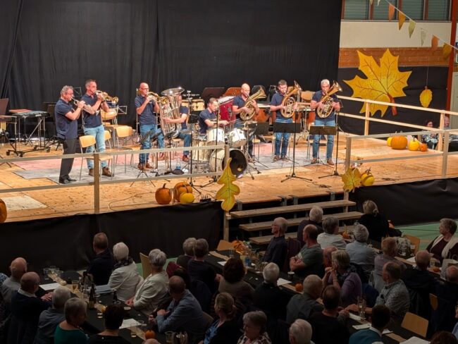 Die Kapelle Pomawalzka lud mit schwungvollen Polkas, Märschen und Walzern zum Tanzen und Mitschunkeln ein.