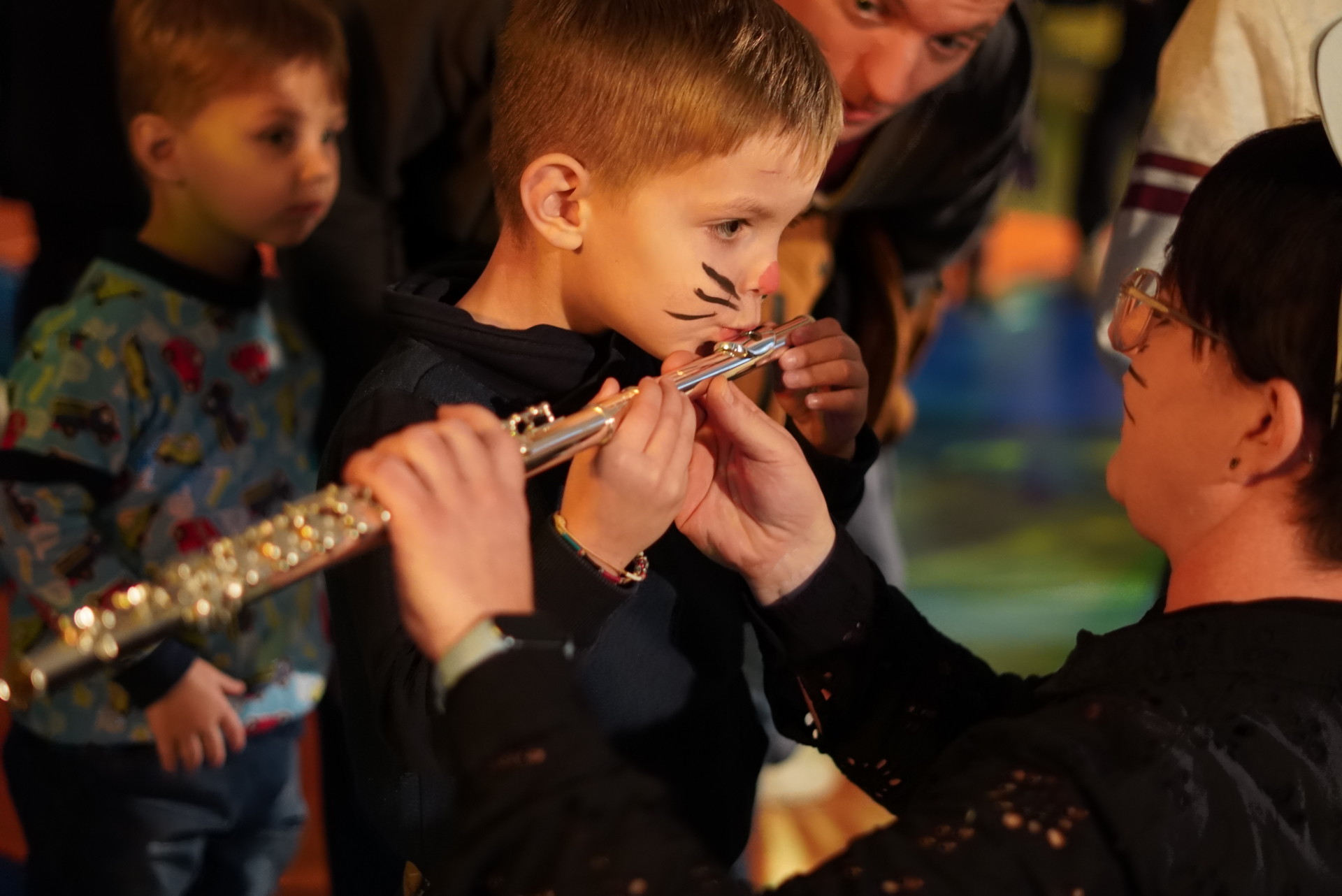 Am Kinder- und Familienkonzert der Ortsmusik Rüediswil durften die Kinder nach dem Konzert die Instrumente gleich selbst ausprobieren.