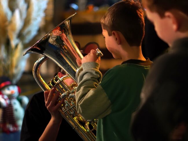 Am Kinder- und Familienkonzert der Ortsmusik Rüediswil durften die Kinder nach dem Konzert die Instrumente gleich selbst ausprobieren.