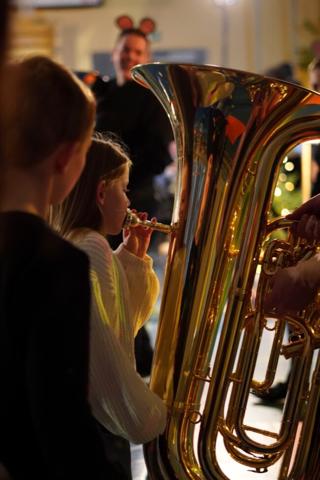 Am Kinderkonzert 2025 der Ortsmusik Rüediswil durften die Kinder nach dem Konzert die Instrumente gleich selbst ausprobieren.