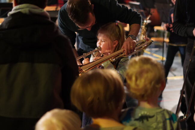 Am Kinder- und Familienkonzert der Ortsmusik Rüediswil durften die Kinder nach dem Konzert die Instrumente gleich selbst ausprobieren.