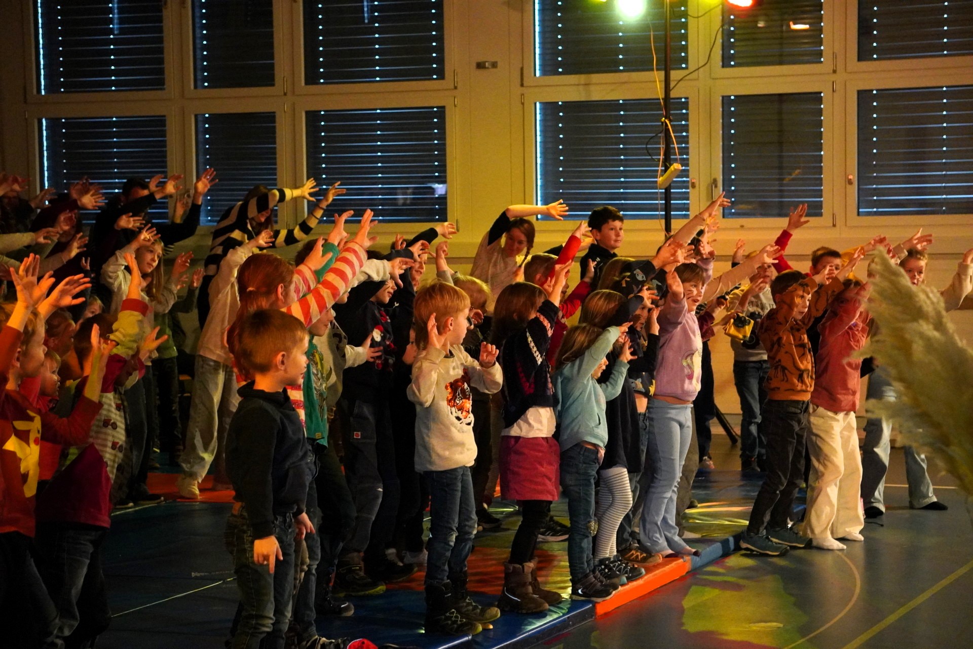 Zahlreiche Kinder liessen sich an der Schminkstation in putzige Mäuse verwandeln und nahmen mit bemalten Schnurrhaaren erwartungsvoll auf den Turnmatten Platz.