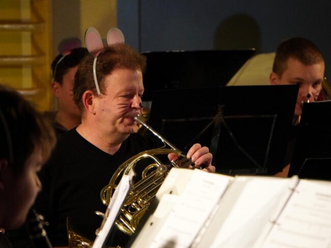 Die Ortsmusik Rüediswil führte am 6. Dezember 2025 in der Turnhalle Rüediswil ein Kinder- und Familienkonzert auf.