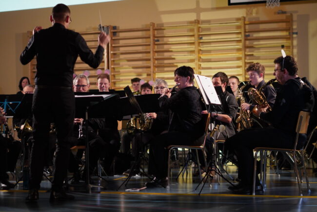 In Zusammenarbeit mit der Musikschule Rottal führte die Ortsmusik Rüediswil das preisgekrönte Musikmärchen «Die Musikmäuse helfen den Bienen» auf.