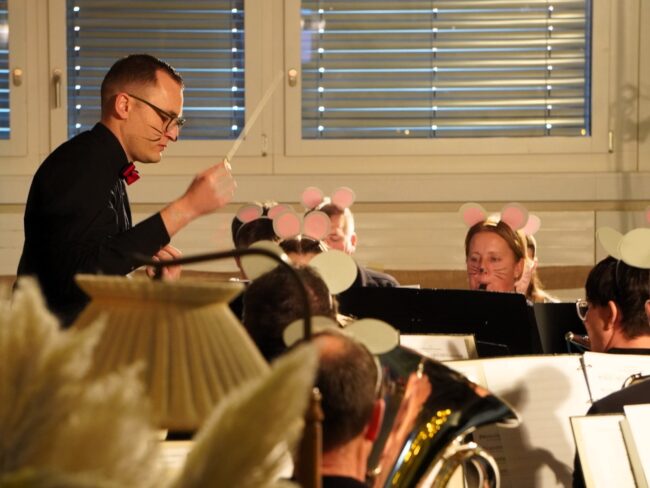 Die Ortsmusik Rüediswil führte unter der Leitung von Patrick Hummel am 6. Dezember 2025 in der Turnhalle Rüediswil ein Kinder- und Familienkonzert auf.