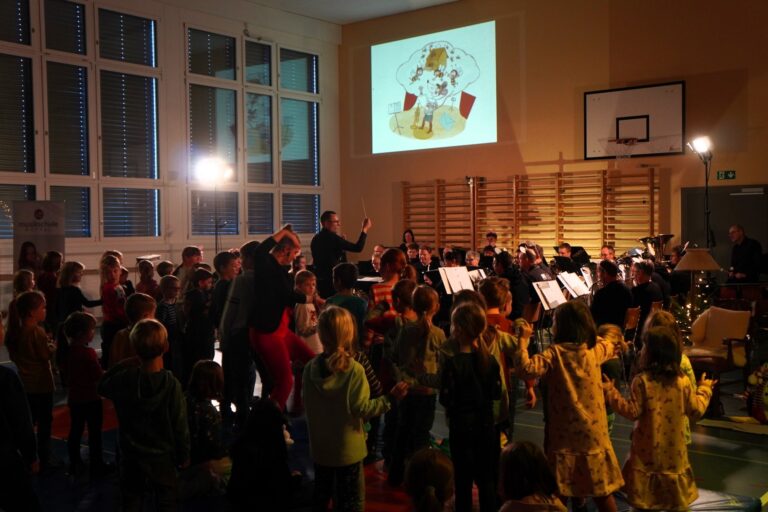 Das Kinder- und Familienkonzert liess die Kleinen zur Musik tanzen Die Ortsmusik Rüediswil führte am 6. Dezember 2025 in der Turnhalle Rüediswil ein Kinder- und Familienkonzert auf.