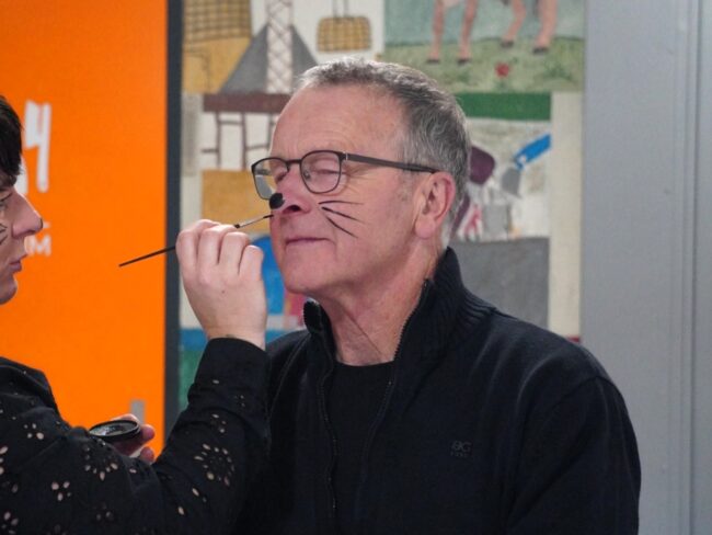 Auch die Mitglieder der Ortsmusik Rüediswil sich vor dem Kinder- und Familienkonzert schminken.