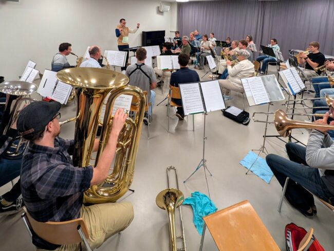 Unter der Leitung von Patrick Hummel bereitet sich Ortsmusik Rüediswil aufs Kinder- und Familienkonzert 2025 vor.