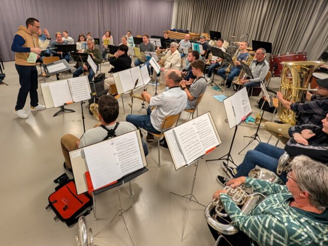 Unter der Leitung von Patrick Hummel bereitet sich Ortsmusik Rüediswil aufs Kinder- und Familienkonzert 2025 vor.