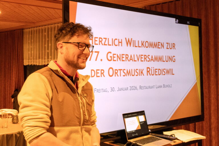 Lukas Bieri eröffnet die GV GV 2026 ist 77. Generalversammlung der Ortsmusik Rüediswil