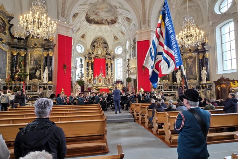 Am Palmsonntag 2026 spielte die Ortsmusik Rüediswil zum Einzug das glanzvolle Stück Prismatic Light von Alan Fernie.