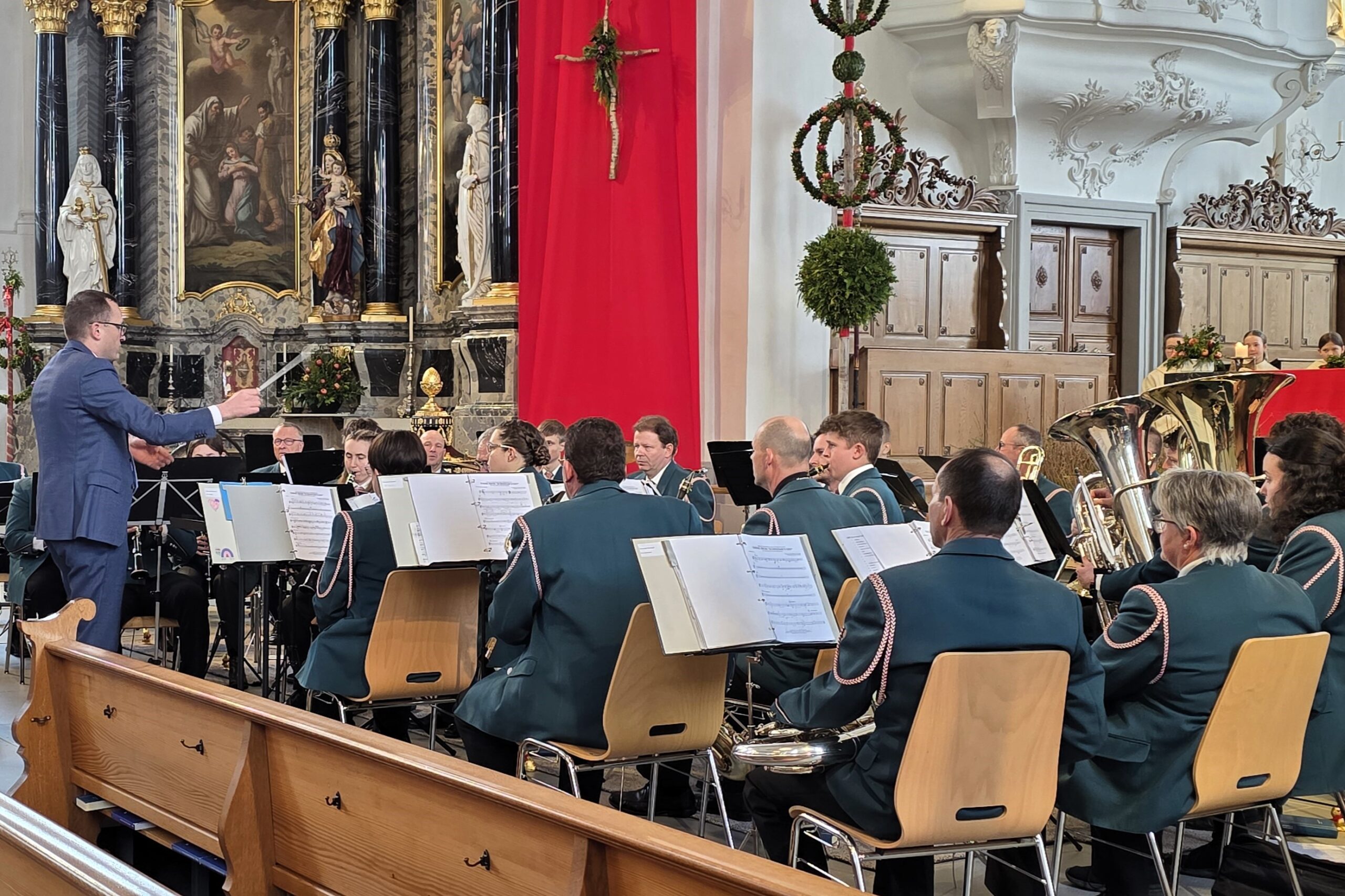 Am Palmsonntag durfte die Ortsmusik den Gottesdienst musikalisch umrahmen. Unter der Leitung von Patrick Hummel haben wir die festliche Atmosphäre in der vollbesetzten Kirche sichtlich genossen. ⛪️