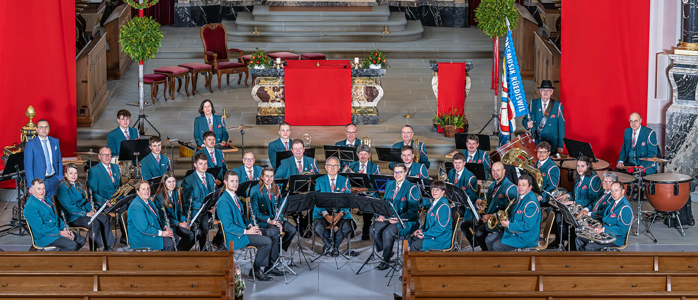 Das neu Gesamtfoto der Ortsmusik Rüediswil wurde am Palmsonntag 2026 in der Pfarrkirche Ruswil von Stefan Dubach gemacht.