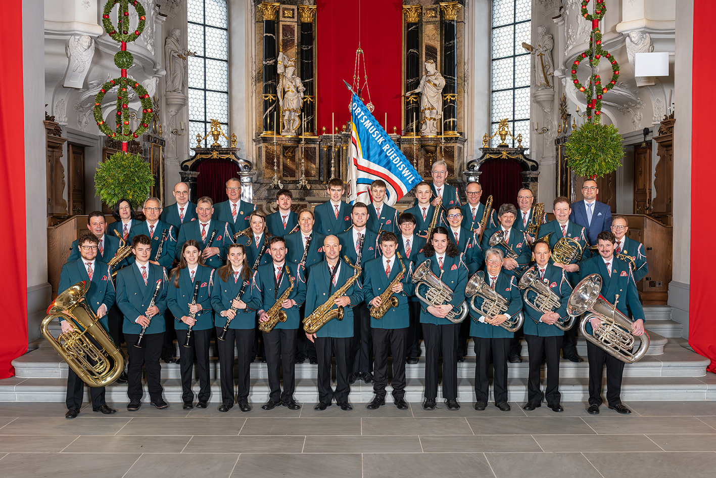 Ein neues Gesamtfoto der Ortsmusik Rüediswil wurde am Palmsonntag 2026 in der Pfarrkirche Ruswil von Stefan Dubach gemacht.