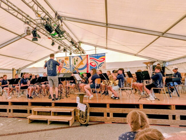 Die Smiling Band Rottal eröffnete um 18.00 Uhr das Blasmusik OpenAir 2026.