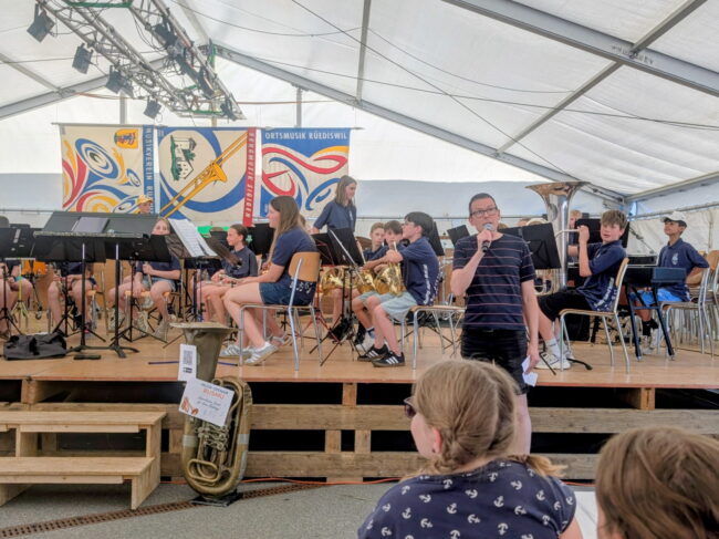 Martin Rey dankte im Namen der Eltern Martial Kuhn für die grosse Arbeit mit der Smiling Band Rottal.